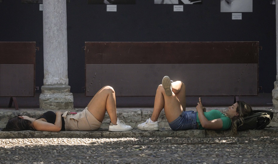 Dos personas tumbadas en la calle en Córdoba (Foto: EFE/ Rafa Alcaide)